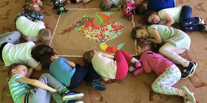 “Bardzo senny smok” czyli zabawy naszych przedszkolaków w drugim tygodniu ferii
